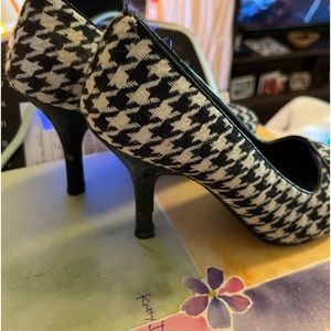 Chinese laundry hounds tooth heels 3 3/4 inch heels. Good shape size 7